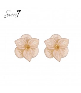Oorbellen beige in bloemvorm en goudkleurige kern