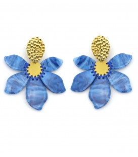 Oorclips met blauwe bloem bladeren en en goudkleurig gehamerd oor stukje