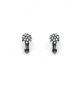 Oorclips met kleine witte parels in een rond cluster.