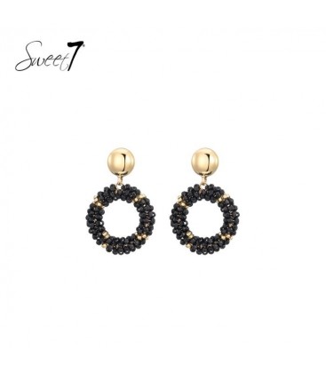 Zwarte oorbellen van glas kralen kralen en goudkleurige details
